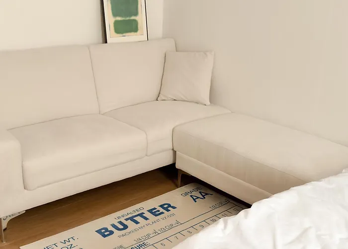 Gangnam 23, 3 Minutes Walk From Sinnonhyeon Station, Airport Bus, 1st Floor, Emotional Accommodation, Sleeps 5, Netflix, Wifi 公寓 首爾