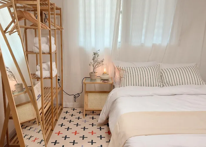公寓 Gangnam 23, 3 Minutes Walk From Sinnonhyeon Station, Airport Bus, 1st Floor, Emotional Accommodation, Sleeps 5, Netflix, Wifi 首爾