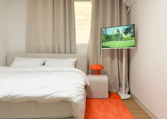 Gangnam 23, 3 Minutes Walk From Sinnonhyeon Station, Airport Bus, 1st Floor, Emotional Accommodation, Sleeps 5, Netflix, Wifi * 首爾