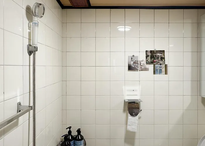 Gangnam 23, 3 Minutes Walk From Sinnonhyeon Station, Airport Bus, 1st Floor, Emotional Accommodation, Sleeps 5, Netflix, Wifi