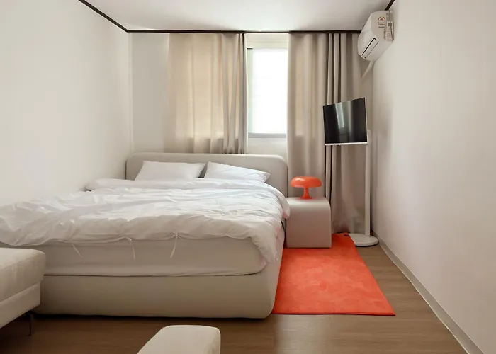 Gangnam 23, 3 Minutes Walk From Sinnonhyeon Station, Airport Bus, 1st Floor, Emotional Accommodation, Sleeps 5, Netflix, Wifi